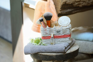 Woven basket for cosmetic tools