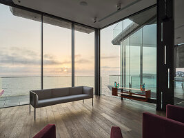 Formelles Wohnzimmer mit Verglasung, Blick auf das Meer