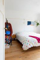 Schlafzimmer mit Polka-Dot-Bettwäsche und Wanddekoration