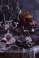 Tischdekoration mit ausgeblasenen Kerzen zu Halloween