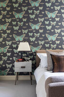 Doppelbett und Mid-Century Nachttisch im Gästezimmer, Tapete mit Schmetterlingsmotiv