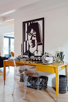 Moderne Arbeitsplatzgestaltung mit kubistischem Wandbild und gelbem Schreibtisch