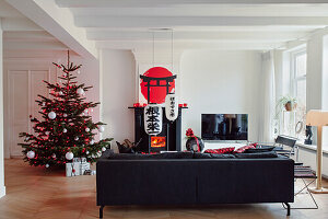 Weihnachtlich dekoriertes Wohnzimmer mit Kamin und stilvollem Interieur