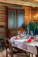 Gedeckter Tisch im rustikalen Esszimmer mit traditionellen Holzmöbeln