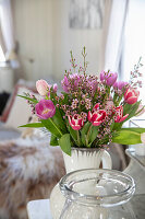 Frühlingsstrauß mit Tulpen (Tulipa) und Wachsblume in einer Vase