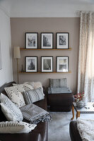 Gemütliche Wohnzimmerecke mit schwarz-weißen Kissen und Fotowand
