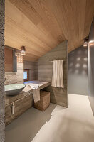 Modernes Badezimmer mit Holzdecke und Betonwänden