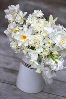 Blumenstrauß mit weißen Narzissen