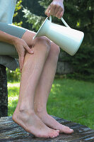Kneippanwendung Knieguss mit kaltem Wasser