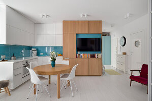 Modernes kleines Apartment mit Küche und Wohnbereich in Warschau