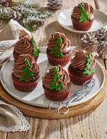 Schokoladen-Cupcakes mit Weihnachtsbaum-Deko