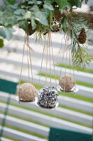 Upcycling Meisenknödelhalter aus einem Metall-Abfluss-Sieb hängen im Garten an einem Balken