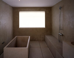Minimalistisches Badezimmer mit eingebauter Badewanne und Duschecke