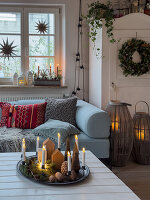 Wohnzimmer im Landhausstil mit weihnachtlicher Dekoration