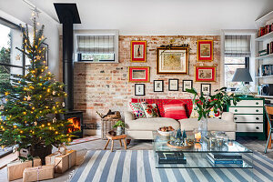 Weihnachtlich dekoriertes Wohnzimmer mit Kaminecke, Ziegelwand und Weihnachtsbaum
