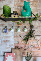 Küchenregal an Backsteinwand mit Vintage-Geschirr und Lichterkette