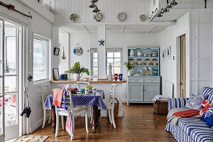Dining and living area in maritime style with blue and white furnishings