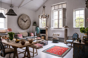 Rustikales Wohnzimmer mit Pferdebüste und rotem Akzentteppich