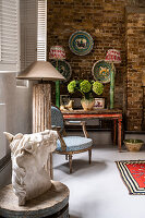 Eklektisches Wohnzimmer mit Pferdebüste, antiken Möbeln und Ziegelwand