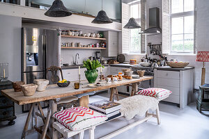 Rustikale Küche mit langem Holztisch und Sitzbank im Bohème-Stil