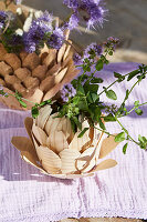 DIY-Vasen aus Holz und Kork mit frischen Minzzweigen