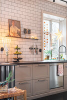 Weihnachtlich dekorierte Küche mit Metrofliesen