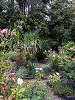Gartenanlage mit Kieswegen