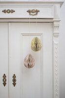 DIY Waben-Ostereier aus Buchseiten