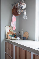 Küchennische mit hölzernen Fronten und Hängeregal