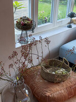 Herbstliche Dekoration mit Beerenzweigen und Kürbissen im Wohnzimmer