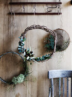Selbstgemachte dekorative Kränze für Weihnachten