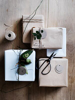 Kleine Weihnachtspäckchen als Tischdekoration