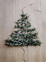 Kleiner Rosmarinbaum für die weihnachtliche Tischdekoration