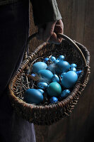 Blaue Ostereier in Korb