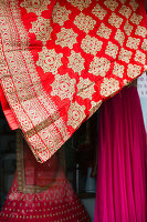 Pune, Indien, Sari, Brautmode im Schaufenster