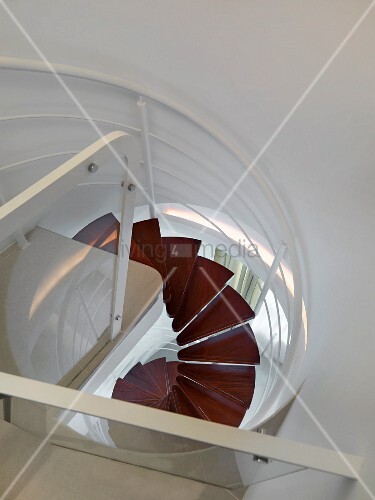 Wendeltreppe mit Holzstufen und weißem … – Bild kaufen – 11097877