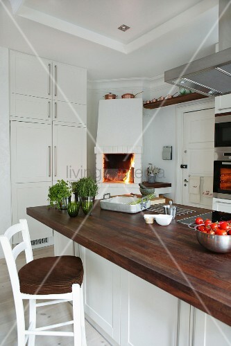 Mittelblock mit Holz- Arbeitsplatte und Barhocker in in weisser ... Mittelblock mit Holz- Arbeitsplatte und Barhocker in in weisser ...