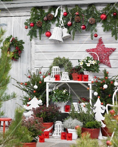 Weihnachtlich dekorierte Terrasse in Rot ... - Bild kaufen ...