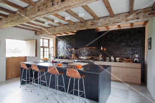 Weiträumige, moderne Küche mit Frühstückstheke unter der renovierten ... Weiträumige, moderne Küche mit Frühstückstheke unter der renovierten ...