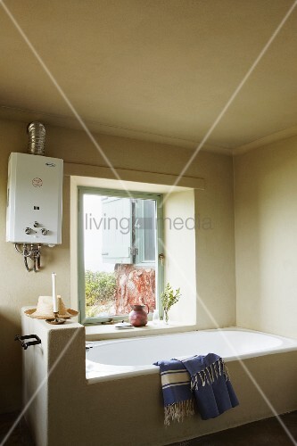 Durchlauferhitzer Badezimmer, helles badezimmer mit quadratischem fenster und einem altmodischen, Design ideen