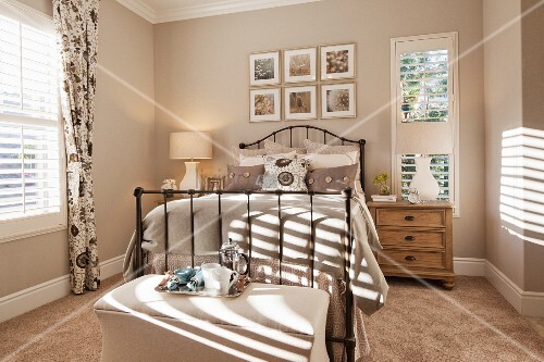 Schlafzimmer in Naturtönen mit Metallbett & Bettbank – Bild kaufen ... Schlafzimmer in Naturtönen mit Metallbett & Bettbank – Bild kaufen ...