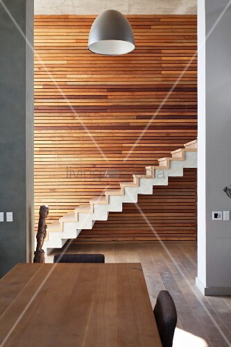 treppe in minimalistischem stil bilder, essplatz vor raumhohen durchgang und … – bild kaufen - 11304013, Design ideen