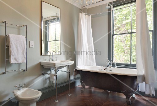 Freistehende Vintage Badewanne mit – Bild kaufen – 11307649