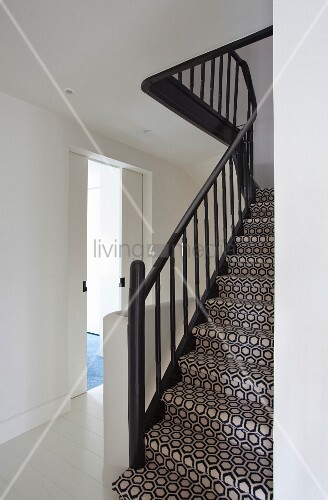 Treppe Mit Schwarzem Gelander Und Bild Kaufen 11314845