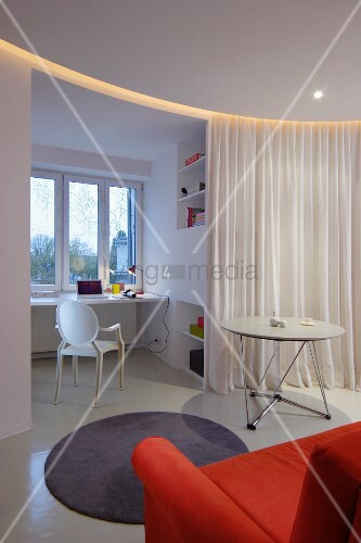 Weisser Tisch Und Runder Grauer Teppich Bild Kaufen 11355173