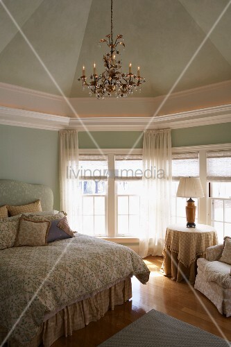 Edles Schlafzimmer mit Kronleuchter und pastellgrüner Wand- und ... Edles Schlafzimmer mit Kronleuchter und pastellgrüner Wand- und ...