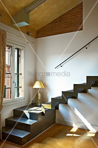 Hohe Raumecke mit massivem Treppenpodest und Metalltreppe und ... Hohe Raumecke mit massivem Treppenpodest und Metalltreppe und ...