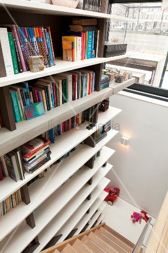 moderne treppe bucherregal, modernes bücherregal entlang einer treppe – bild kaufen – living4media, Design ideen