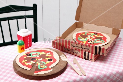 Pizza aus Papier gebastelt – Bild kaufen – living4media