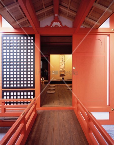 Traditionelles japanisches Wohnhaus mit … – Bild kaufen – 11002975